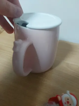 Taza de cerámica rosa con cuchara