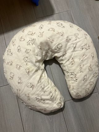 Cojín de lactancia con estampado de conejos