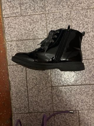 Botines niña charol con cordones