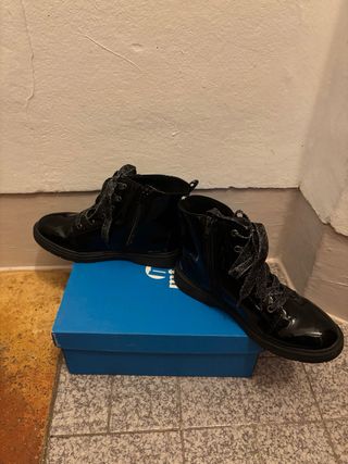 Botines niña charol con cordones