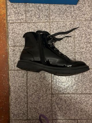 Botines niña charol con cordones