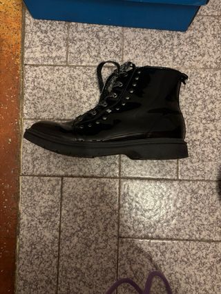 Botines niña charol con cordones