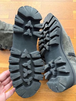 Botines grises con cordones y cremallera