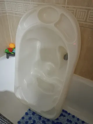 Cambiador de bebé gris con estrellas y bañera