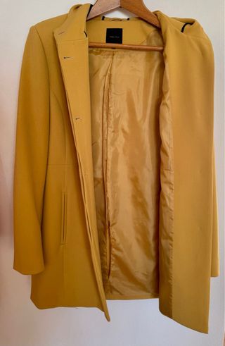 Cappotto giallo con cappuccio