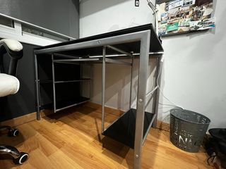 Escritorio de cristal y metal negro