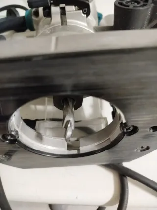 Fresadora Makita RT0702C