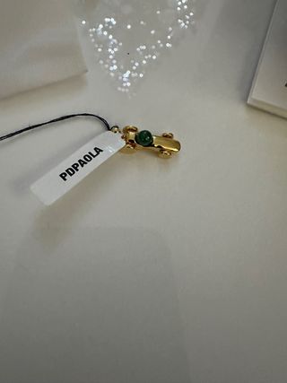 Mini charm auto da corsa con pietre di malachite