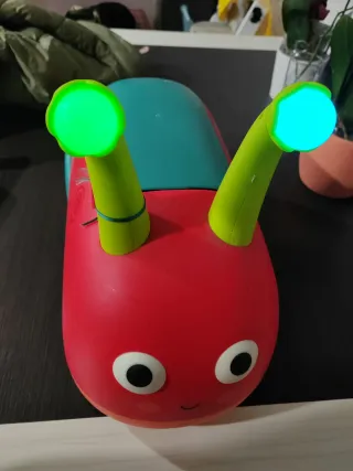 Oruga con luces y ruedas para niños