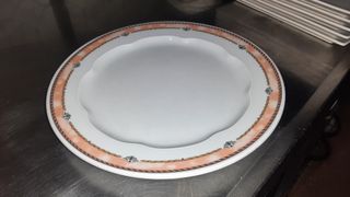 Plato de porcelana con borde decorado