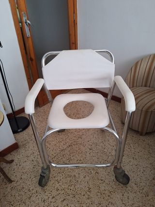 Silla de ruedas y ducha.