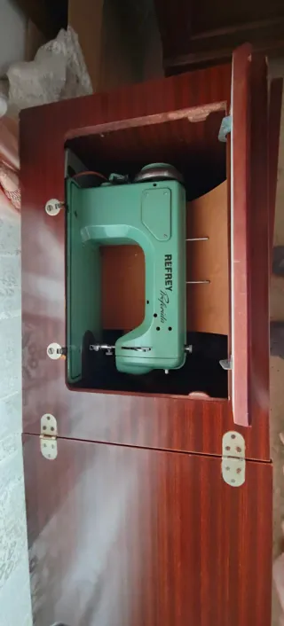 Máquina de coser Refrey Florida verde.Negociable