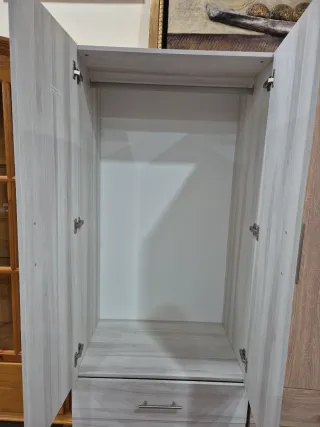 Armario de madera y metal