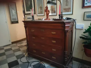 Cómoda de madera antigua