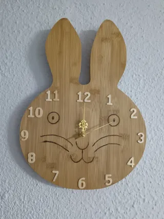 Reloj de pared de madera con diseño de conejo