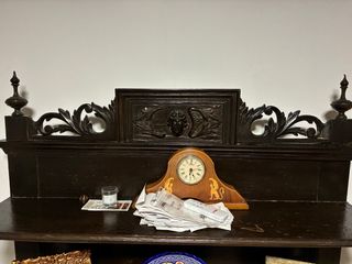 Aparador antiguo de madera y mármol