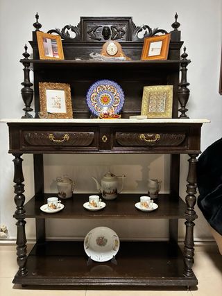 Aparador antiguo de madera y mármol