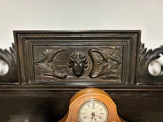 Aparador antiguo de madera y mármol