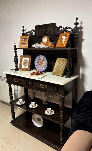 Aparador antiguo de madera y mármol