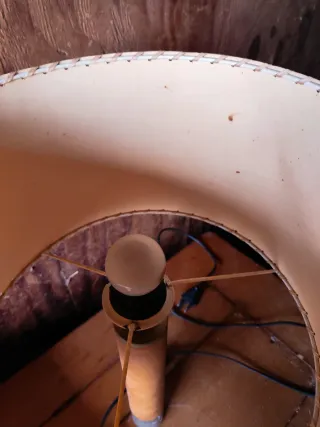 Làmpada de taula rústica amb peu de fusta