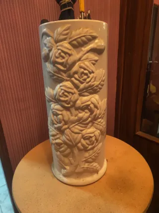 Paragüero antiguo de cerámica con rosas