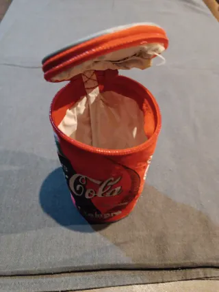 Nevera lata Coca-Cola.