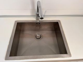 Cocina modular gris y blanca