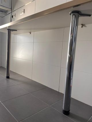 Cocina modular gris y blanca