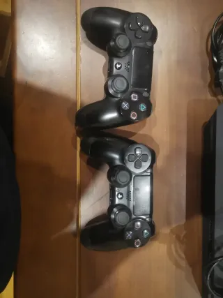 PS4 (Playstation 4) Negra + 2 Mandos