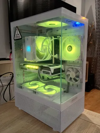 PC Gamer blanco.