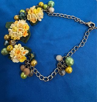 Braccialetto floreale con perline
