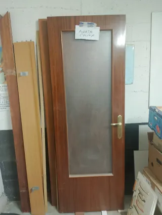 Puerta de madera con cristal