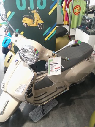Vespa GTS 300 Beige (72 € AL MES SIN ENTRADA)