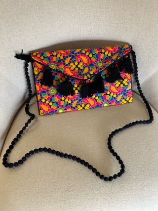 Bolso de mano bordado con flecos