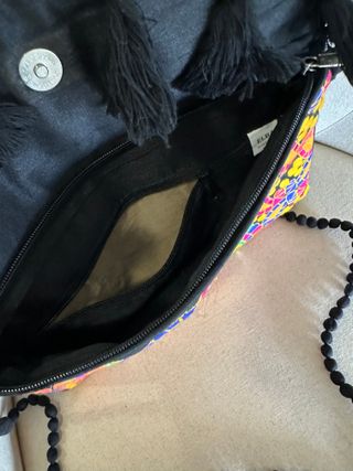 Bolso de mano bordado con flecos