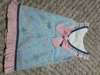 Vestido infantil floral azul y rosa con volantes