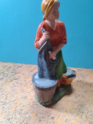 Figura Belén lavandera con cubo