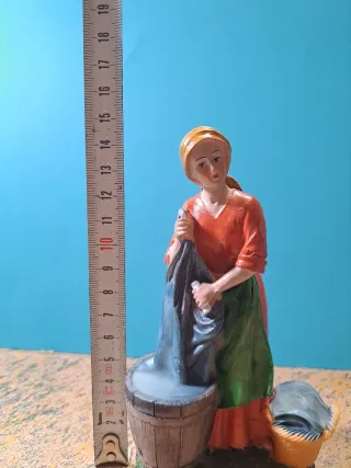 Figura Belén lavandera con cubo
