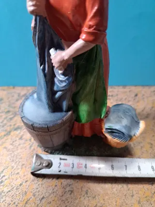 Figura Belén lavandera con cubo
