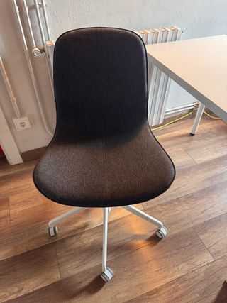 Escritorio blanco con silla negra