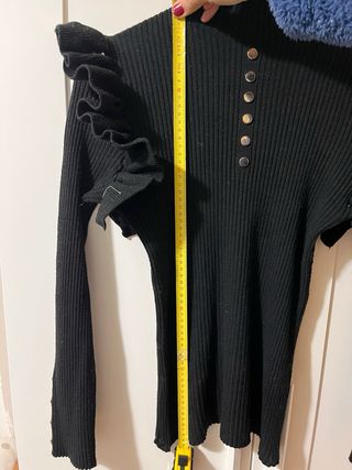 Jersey negro con volantes y botones dorados