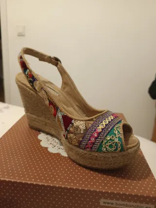 Sandalias cuña bordadas