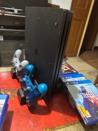Se vende play 4 pro en buenas condiciones
