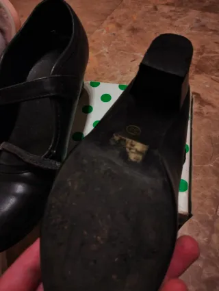 Zapatos negros de tacón con tira