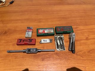 Machos de roscar y volvedor