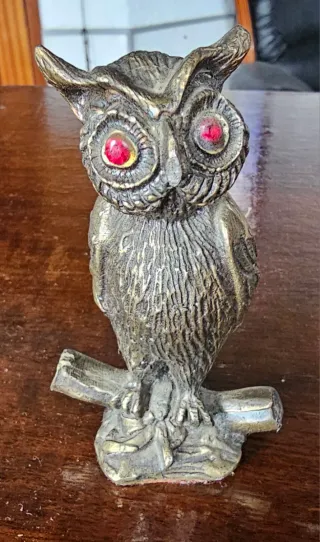 Búho decorativo de bronce