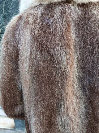 Abrigo de pelo natural.