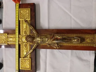 Crucifijo de madera y metal