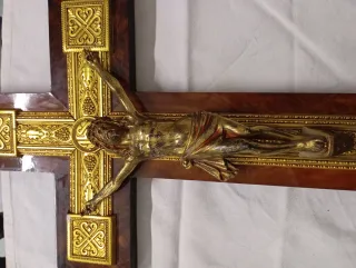 Crucifijo de madera y metal