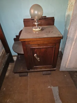 Dormitorio Antiguo de castaño  y 3 sofás